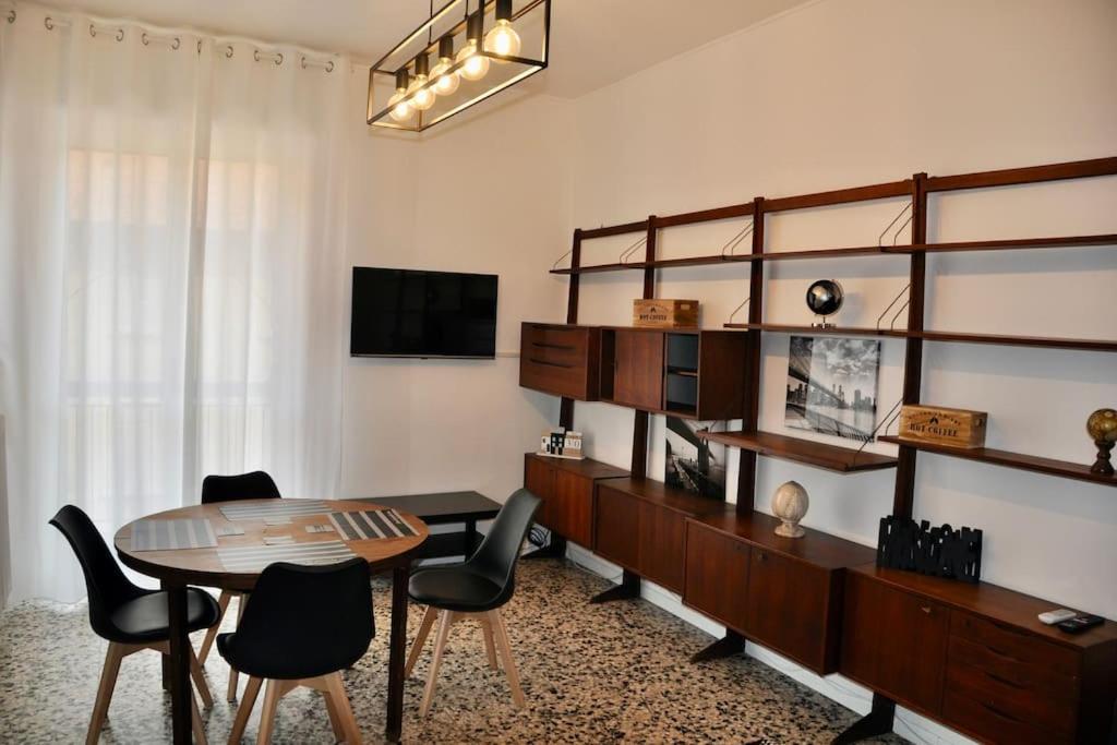 Nolo Black White & Coral Milan