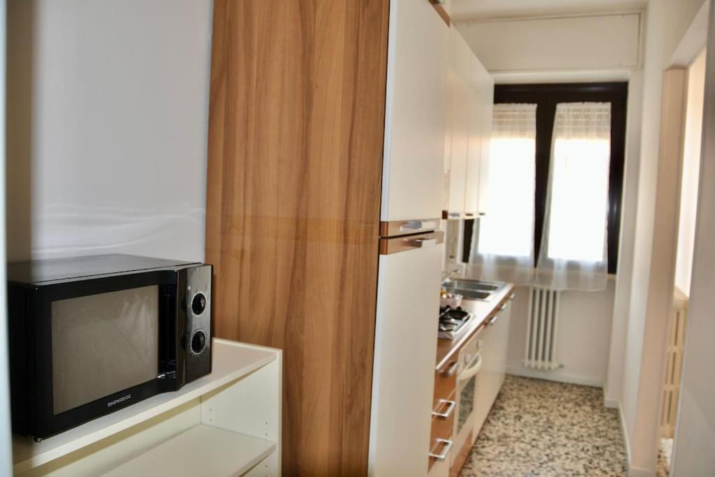 Apartment Nolo Black White & Coral