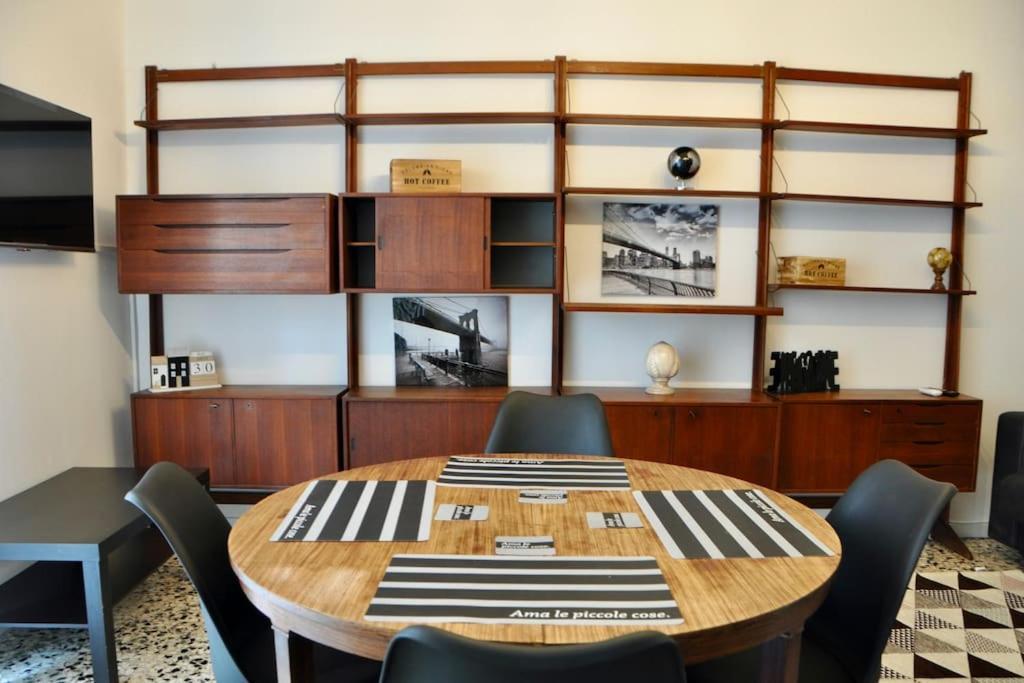 Apartment Nolo Black White & Coral *
